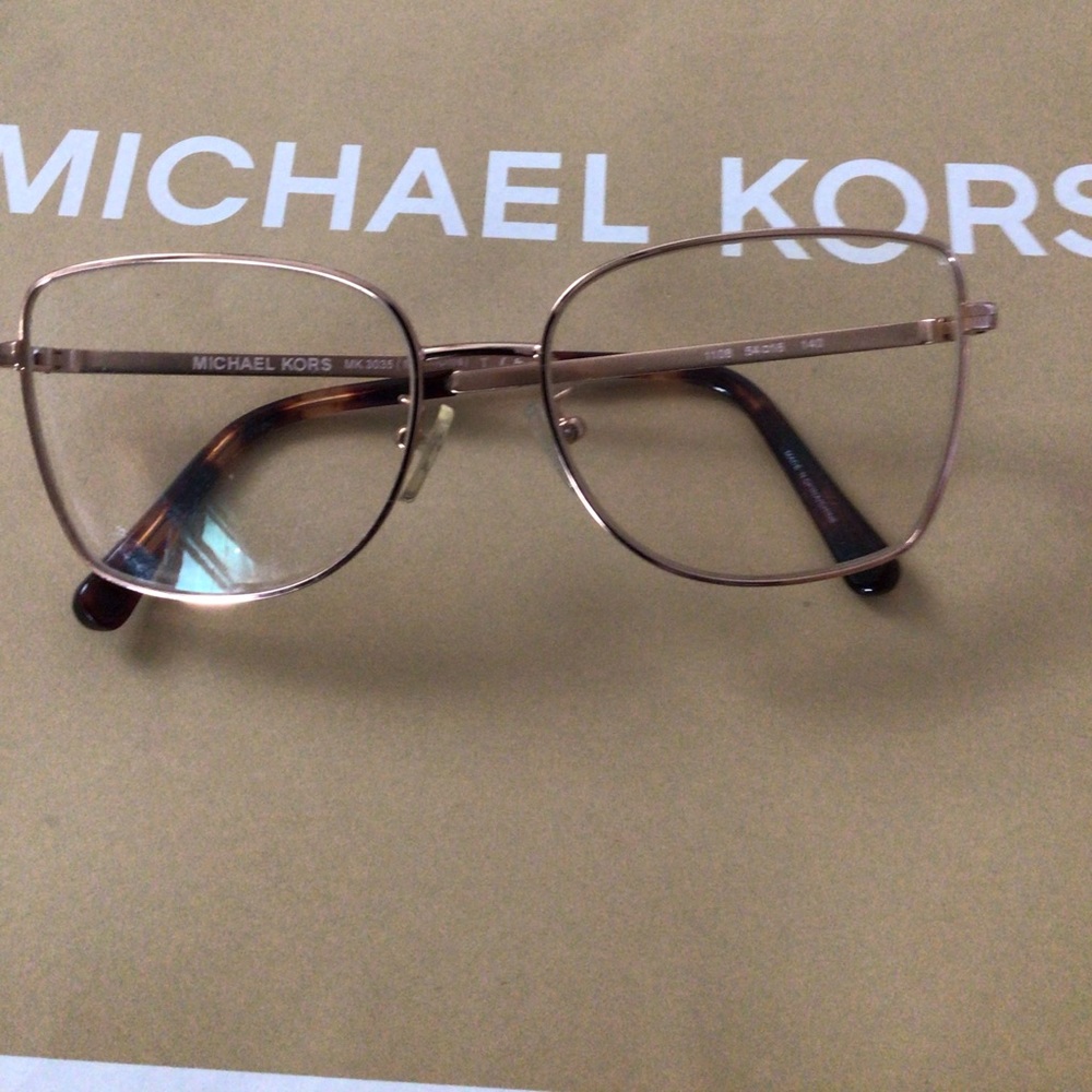 Micheal korsTransistion  prescription  single vision sunglass no issue w case